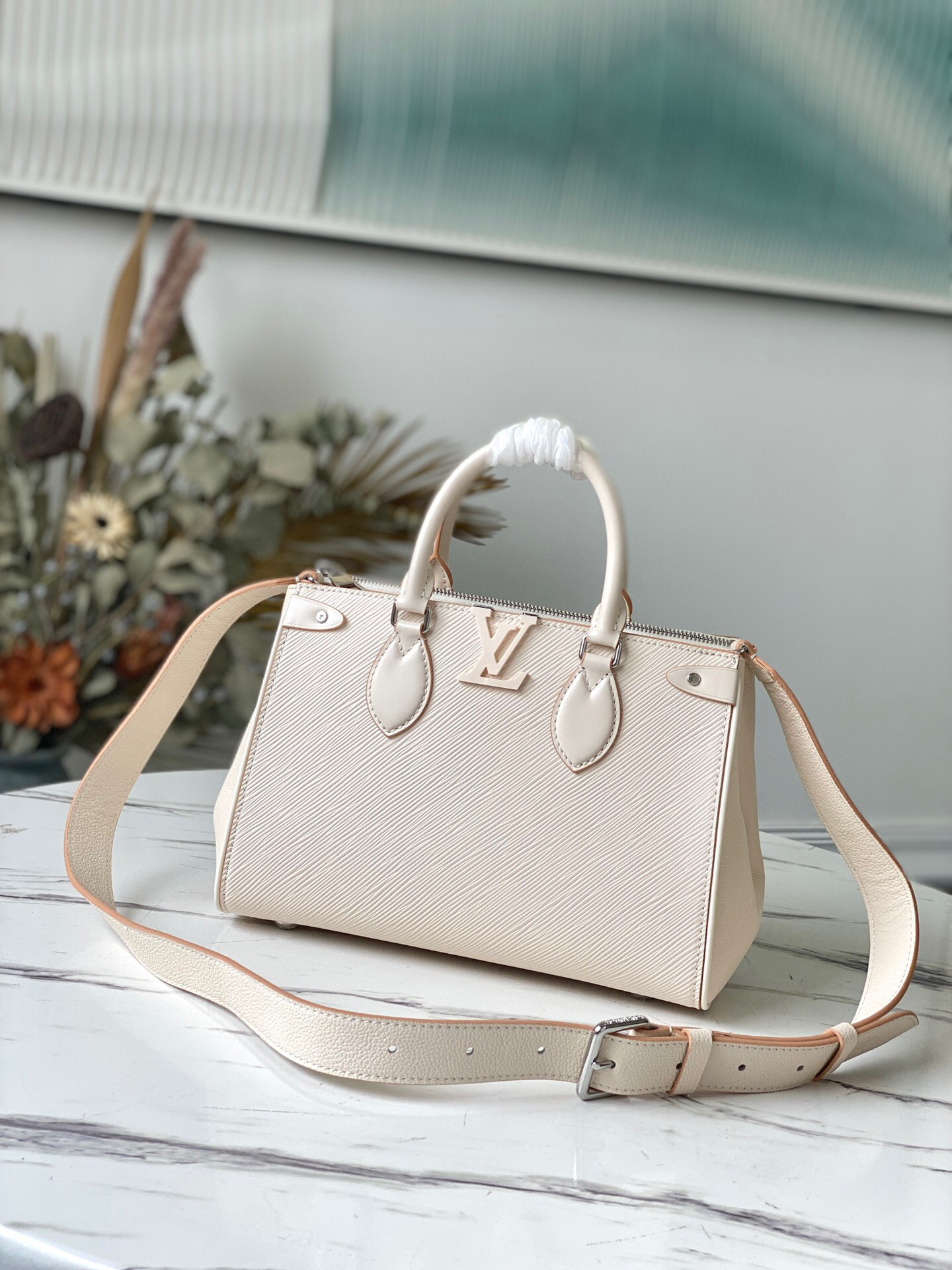 l**is V*t*n grenelle tote