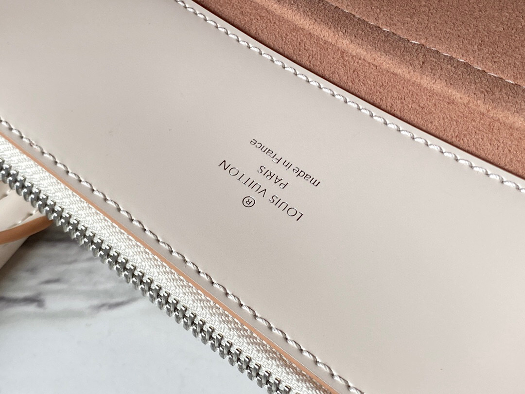 l**is V*t*n grenelle tote