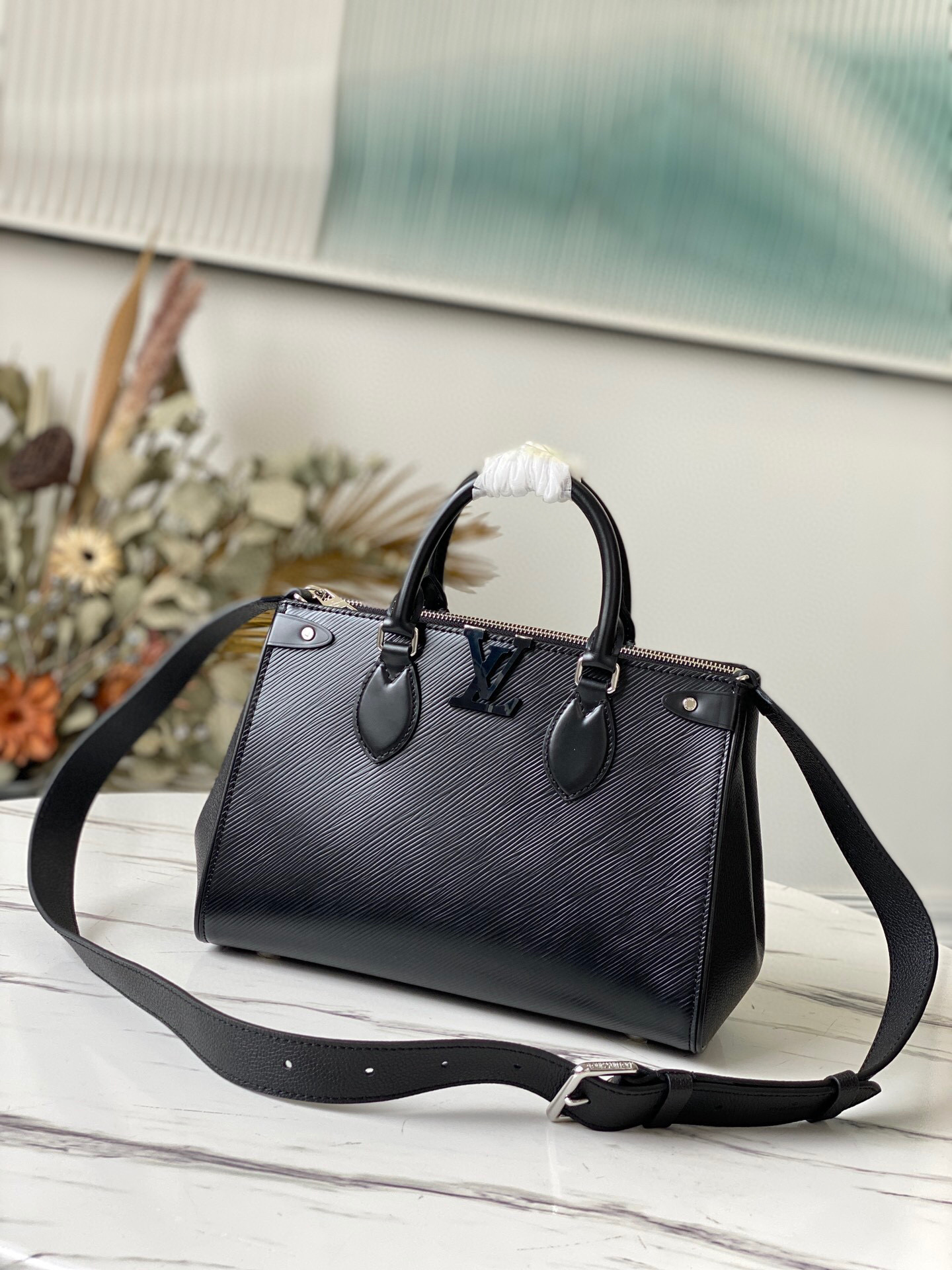 l**is V*t*n grenelle tote