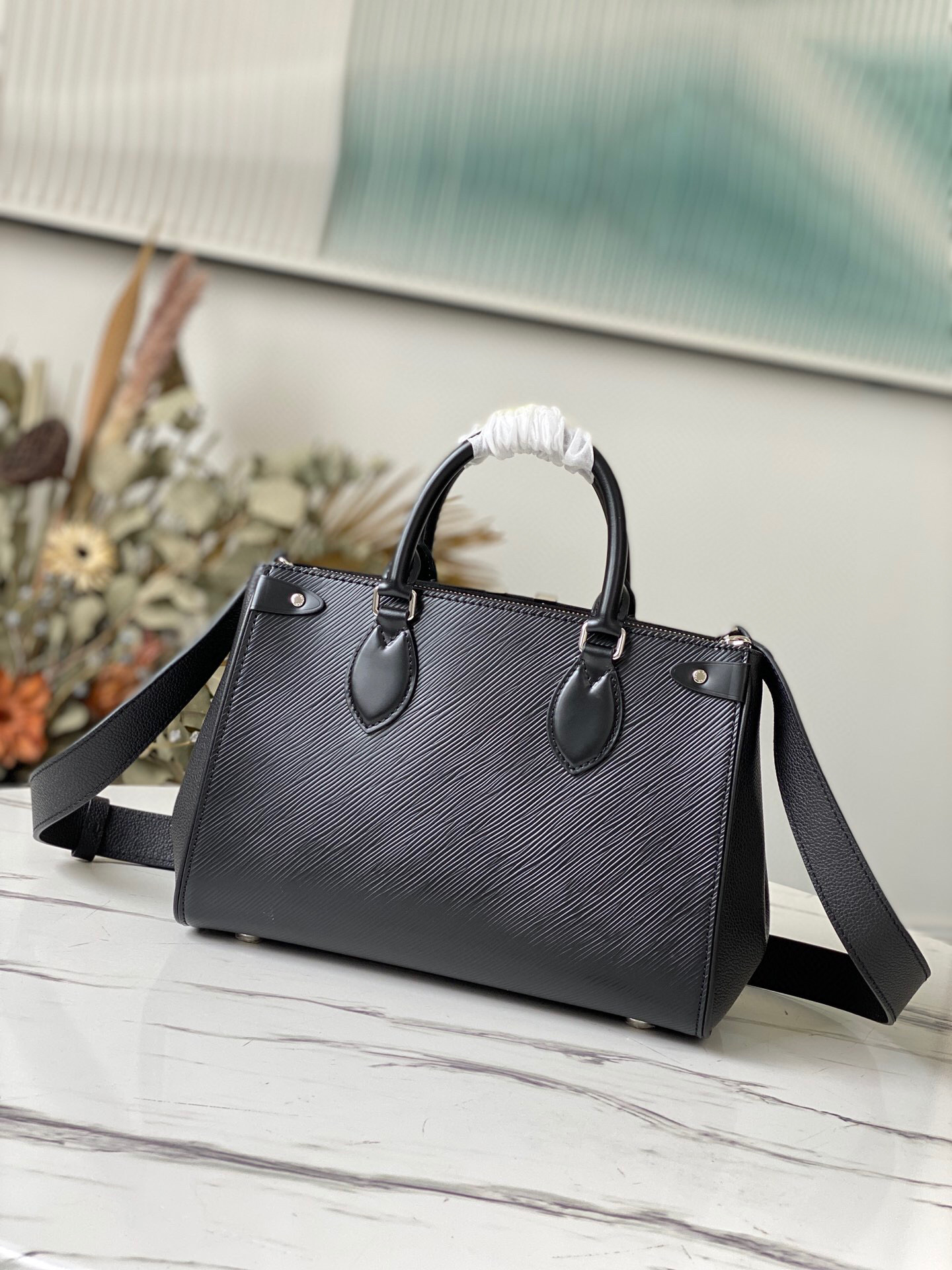 l**is V*t*n grenelle tote