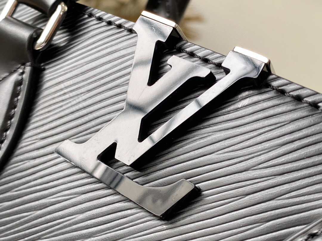 l**is V*t*n grenelle tote