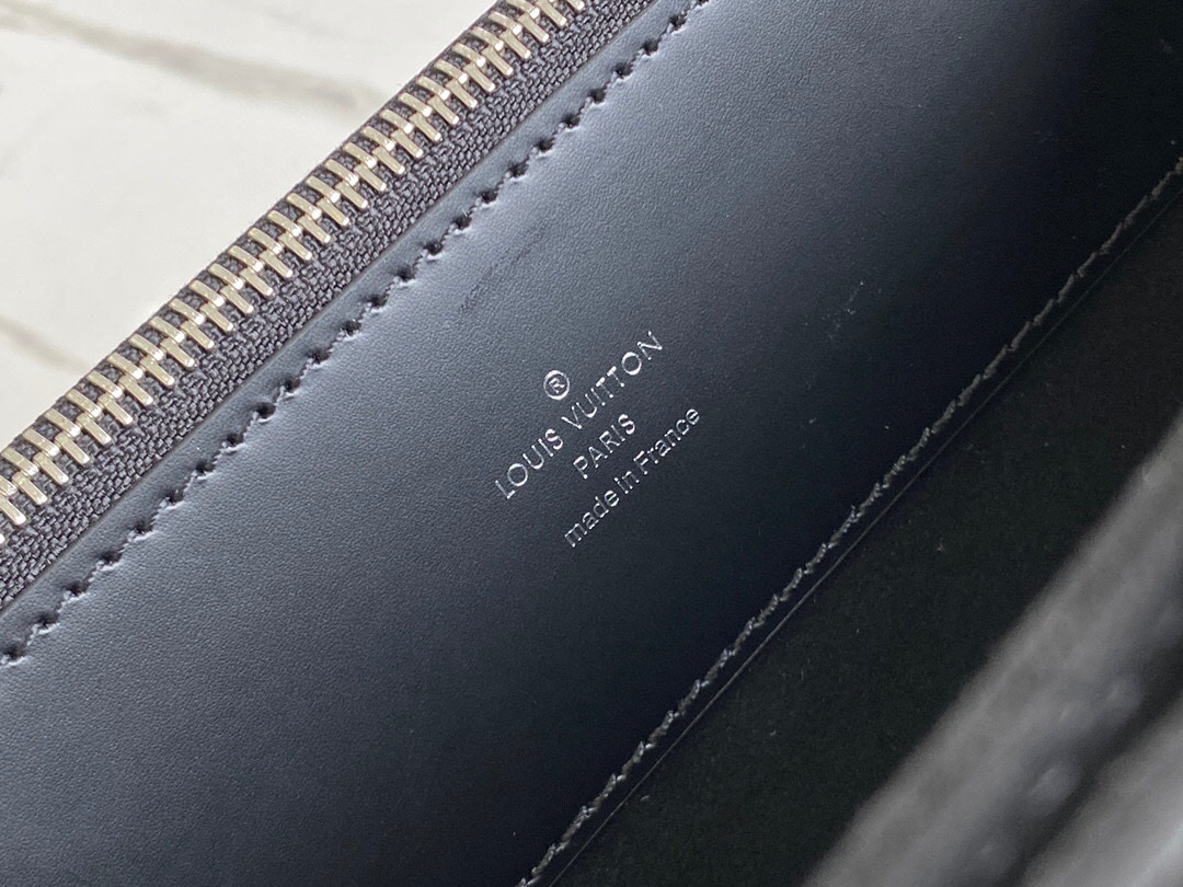 l**is V*t*n grenelle tote