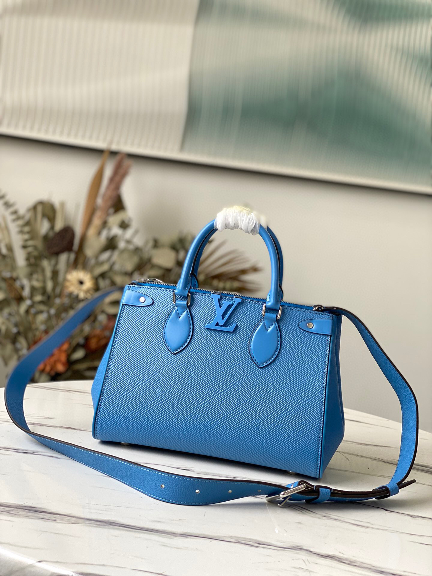 l**is V*t*n grenelle tote