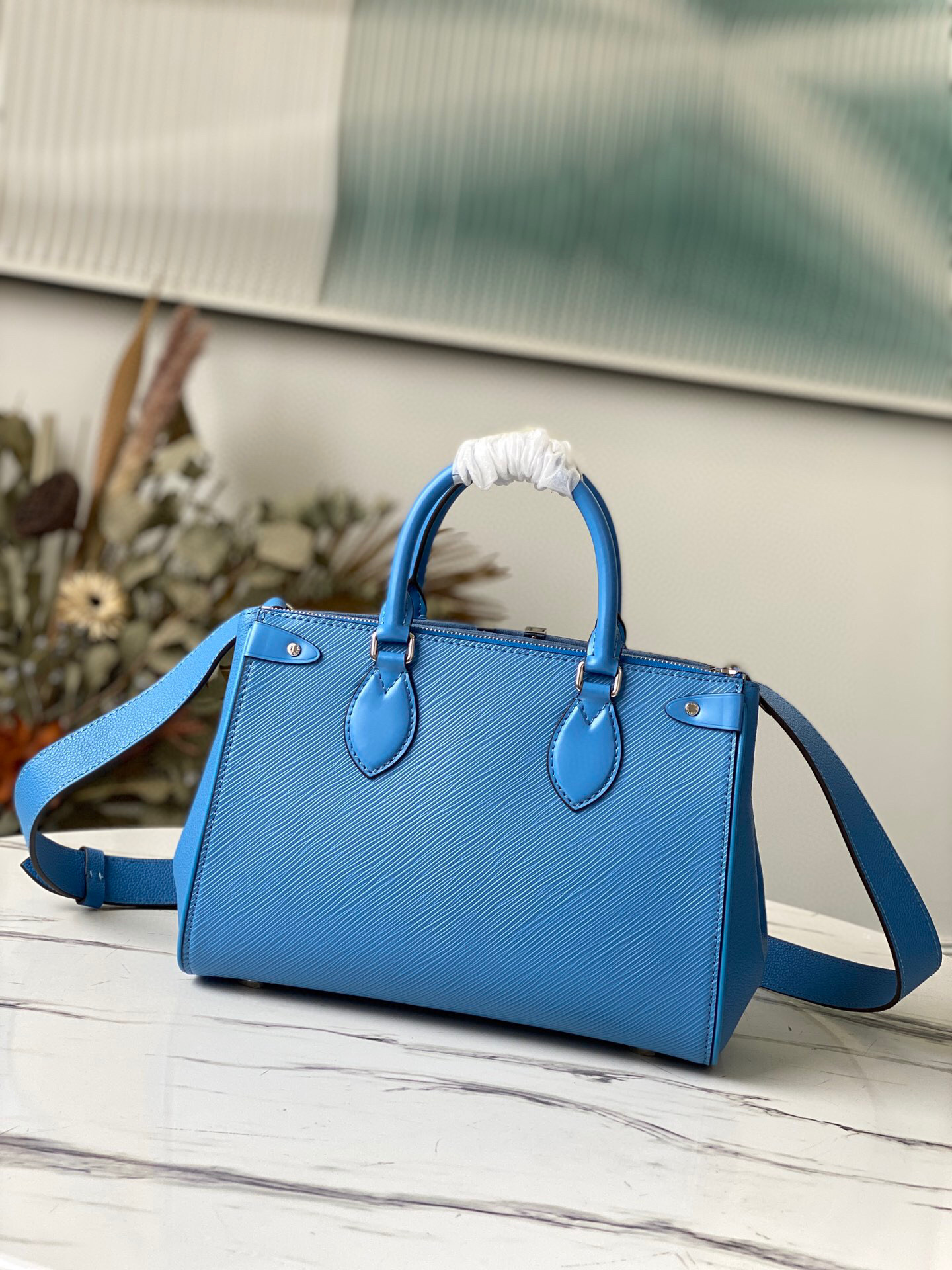l**is V*t*n grenelle tote