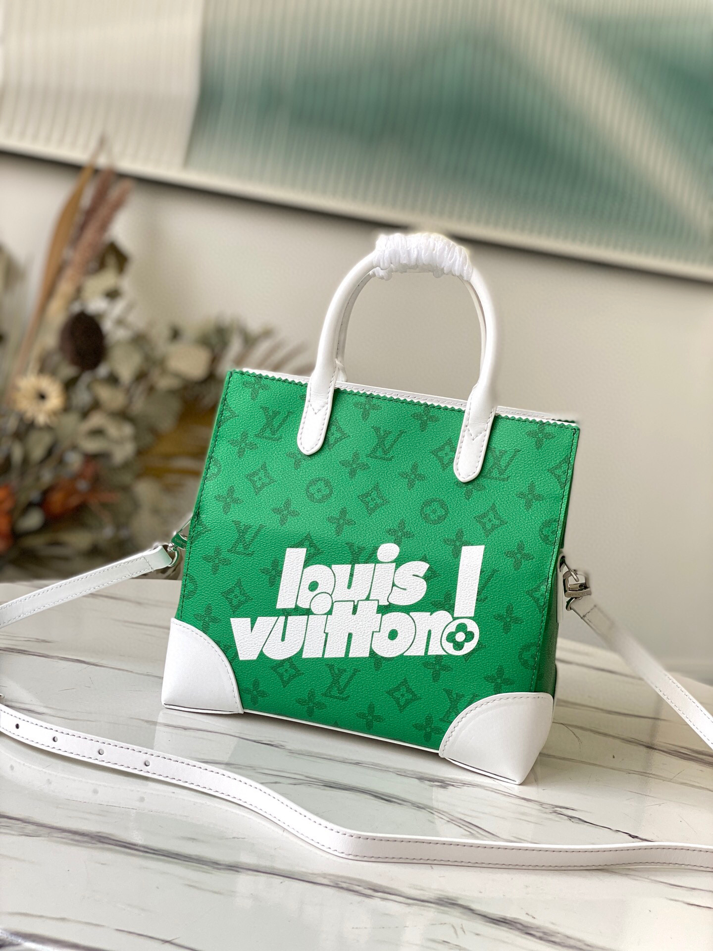 l**is V*t*n carry it tote