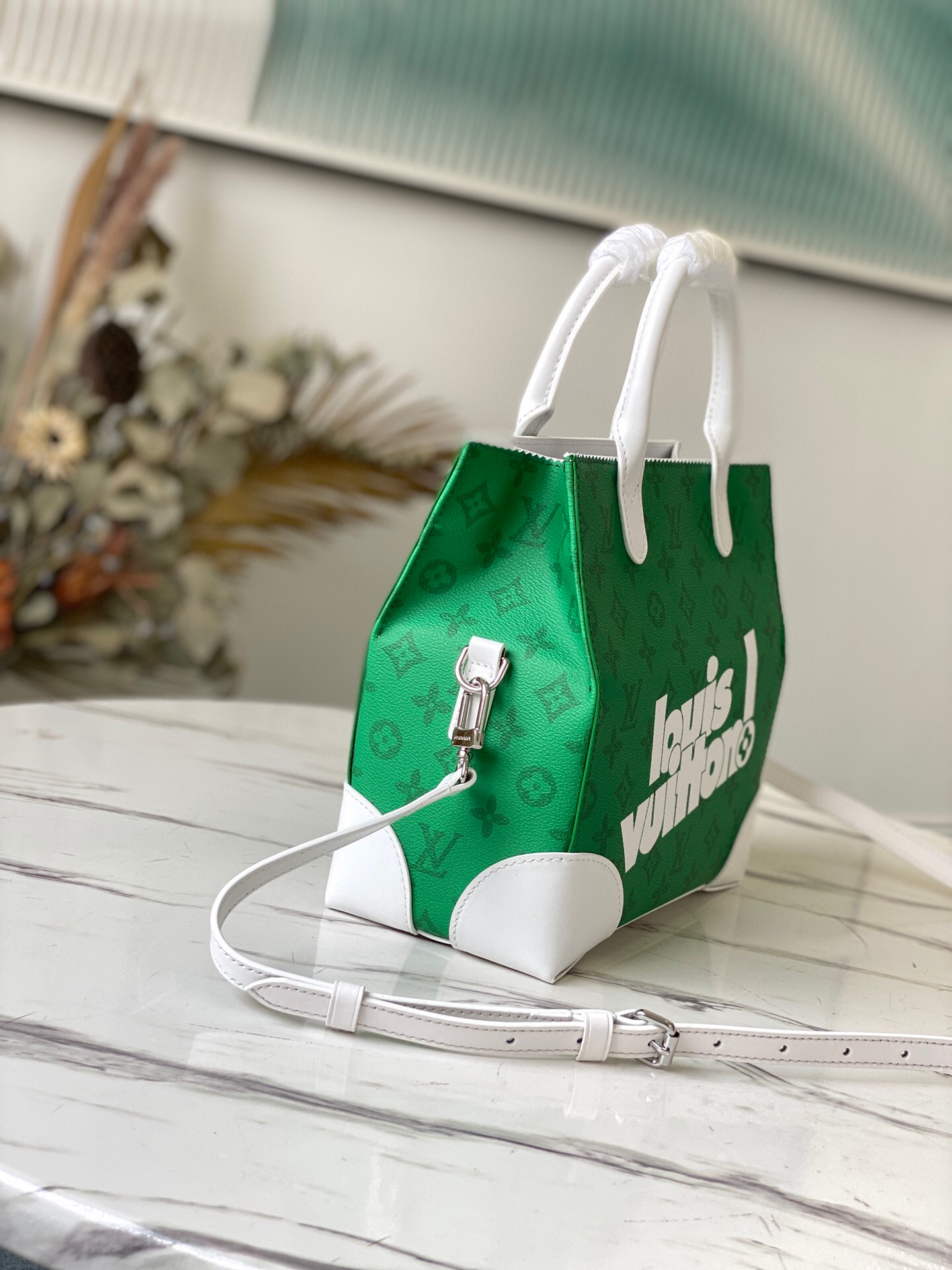 l**is V*t*n carry it tote