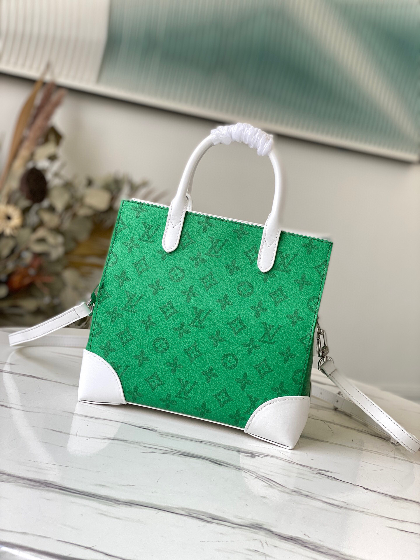l**is V*t*n carry it tote