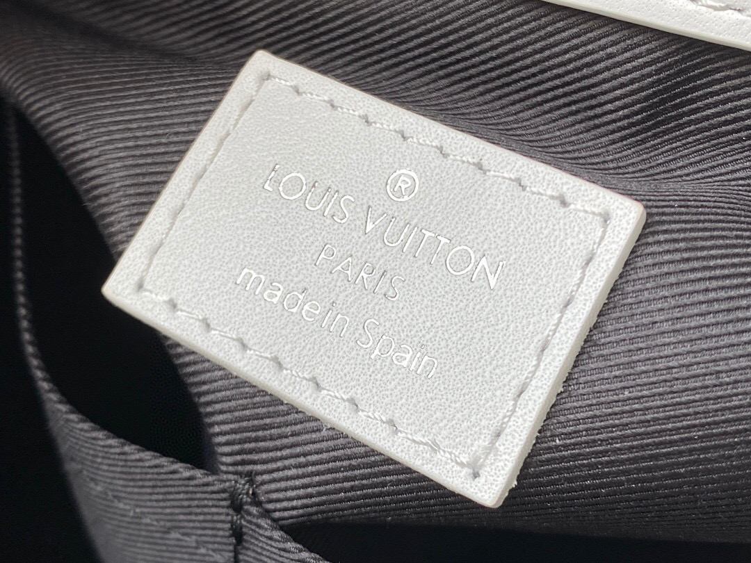 l**is V*t*n carry it tote