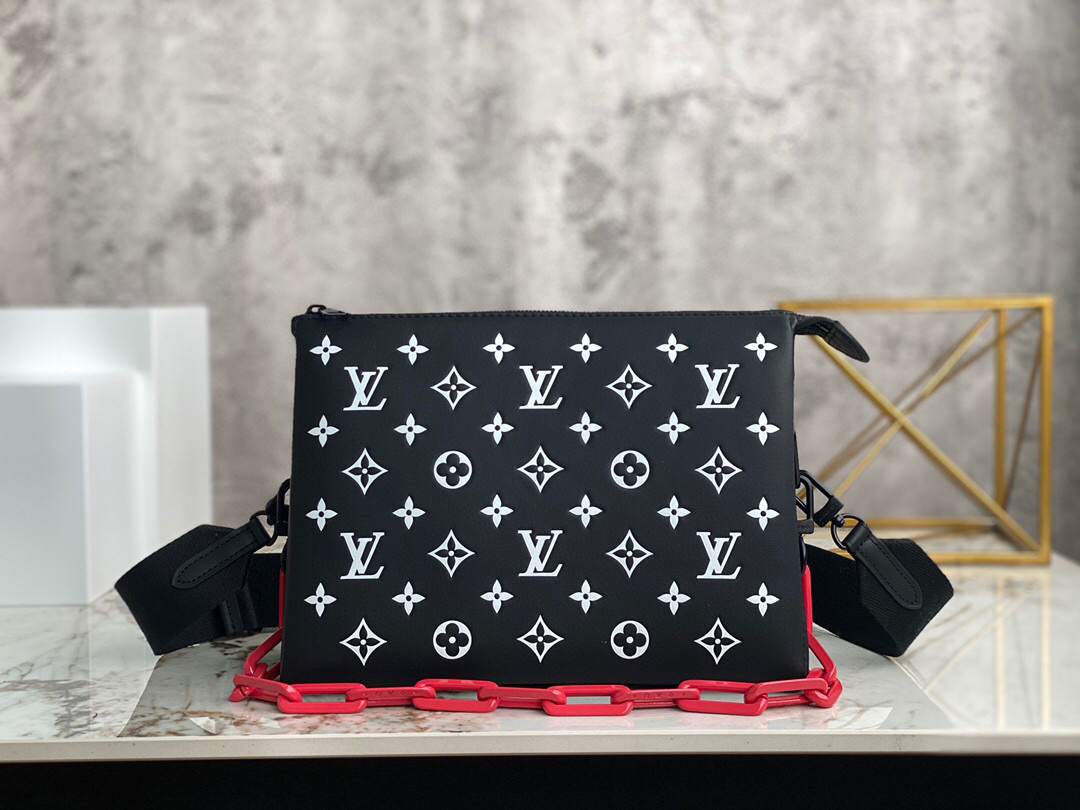 l**is V*t*n coussin