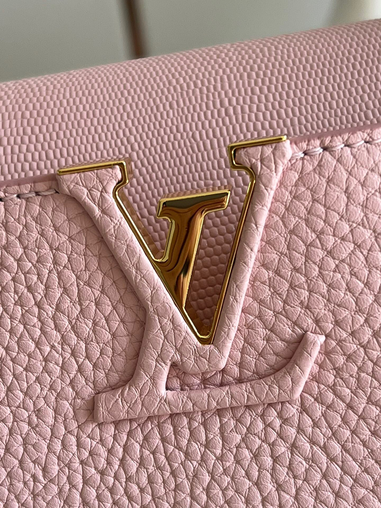 l**is V*t*n capucines