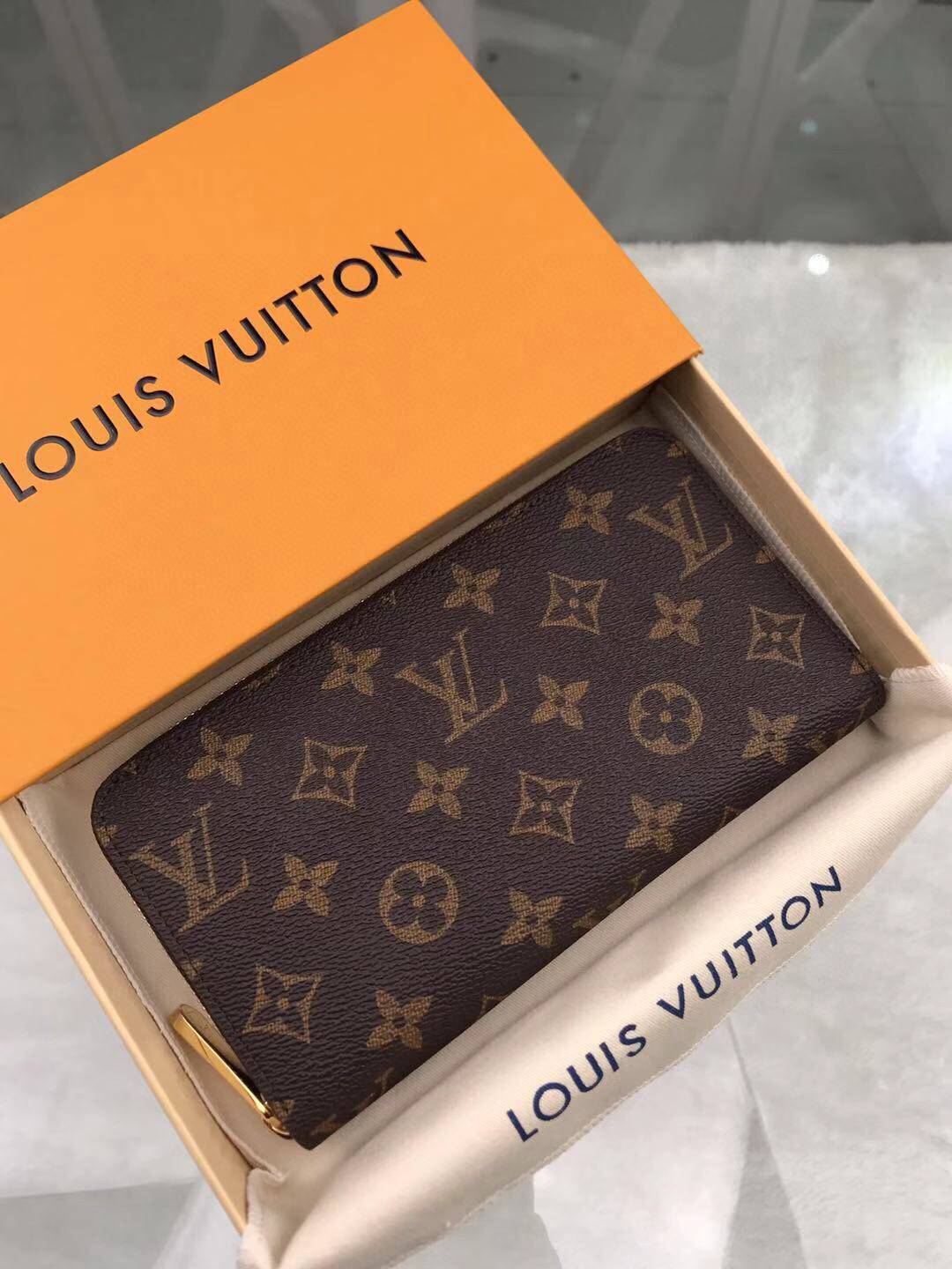 l**is V*t*n zippy wallet