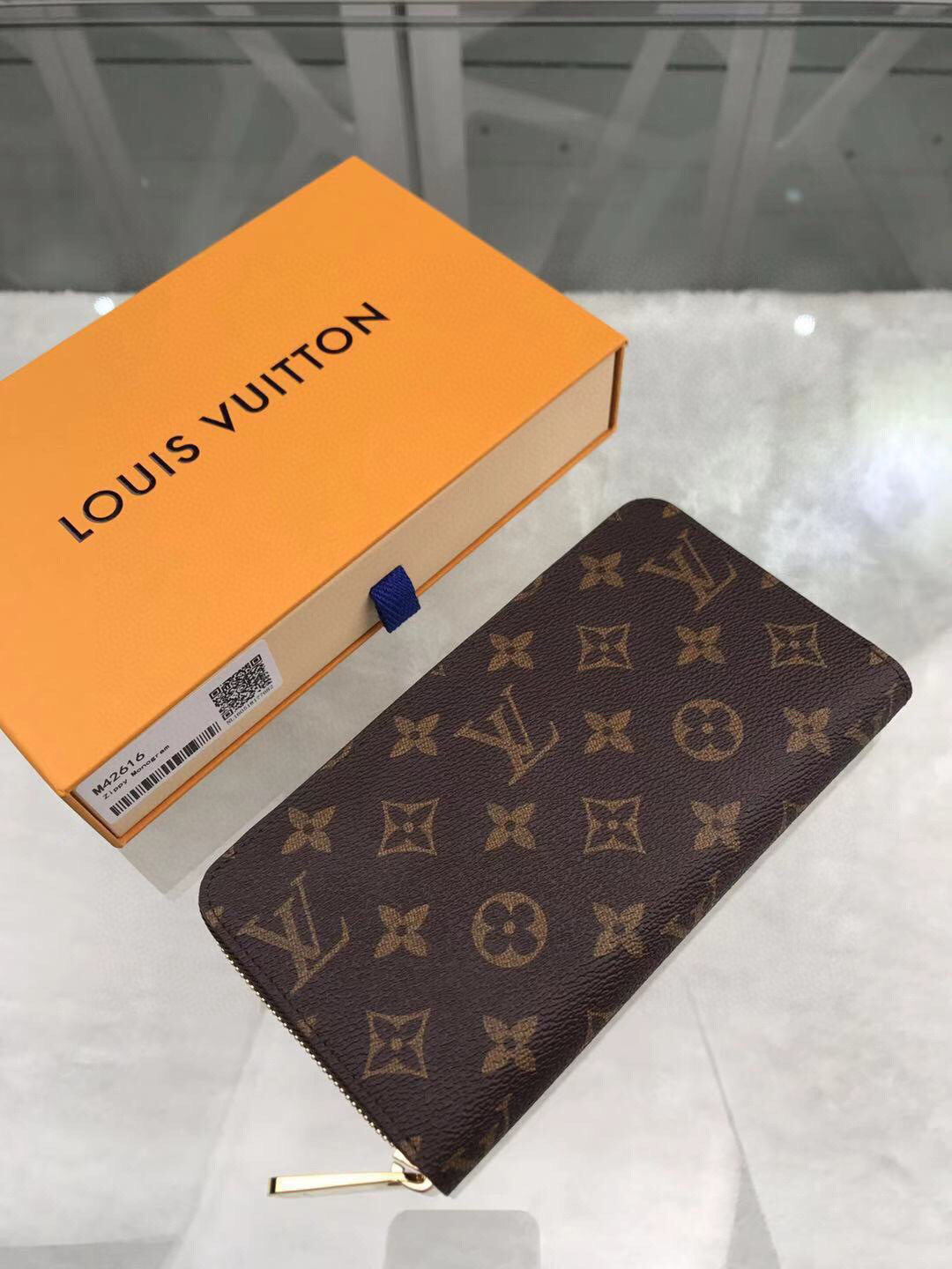 l**is V*t*n zippy wallet