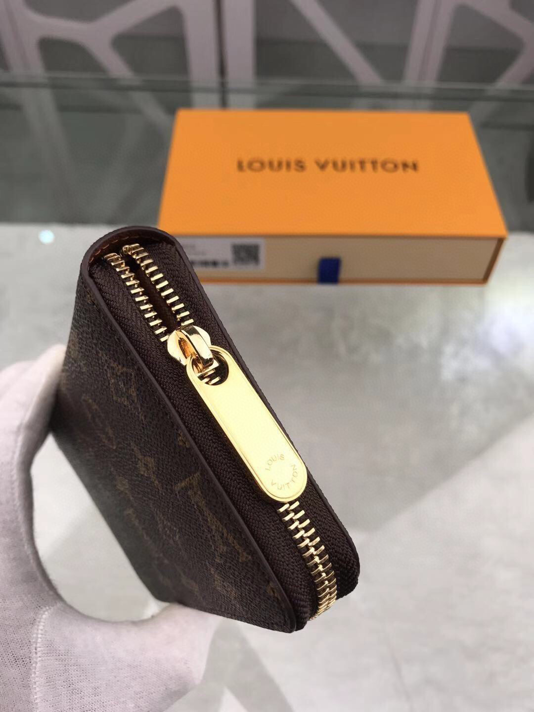 l**is V*t*n zippy wallet
