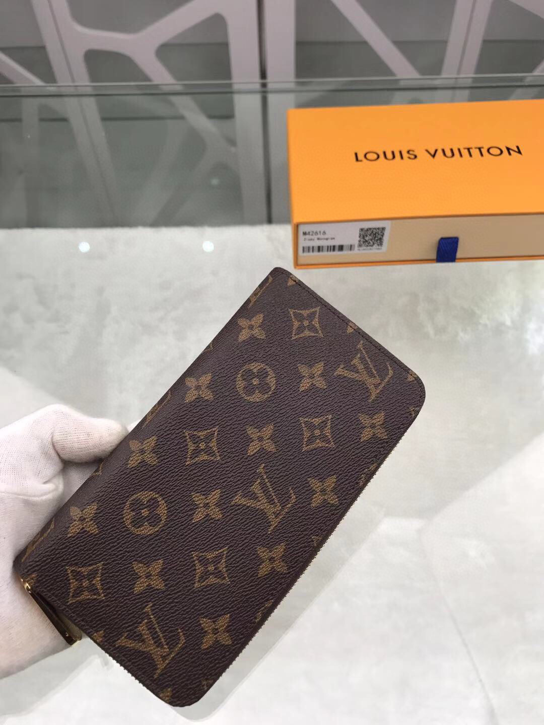 l**is V*t*n zippy wallet