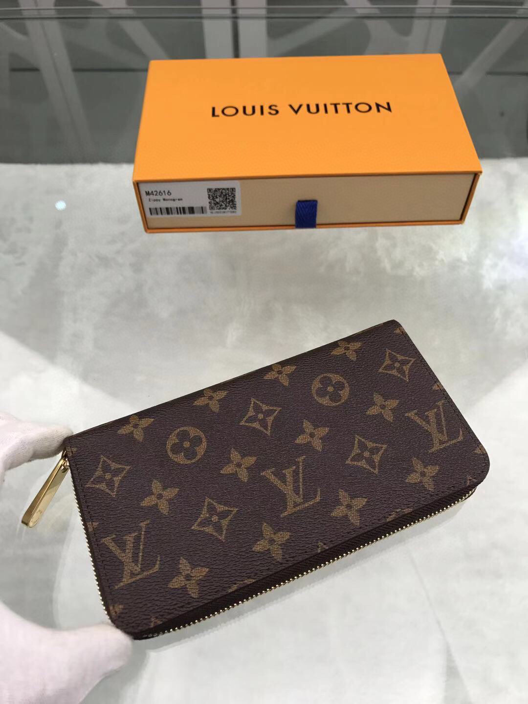 l**is V*t*n zippy wallet