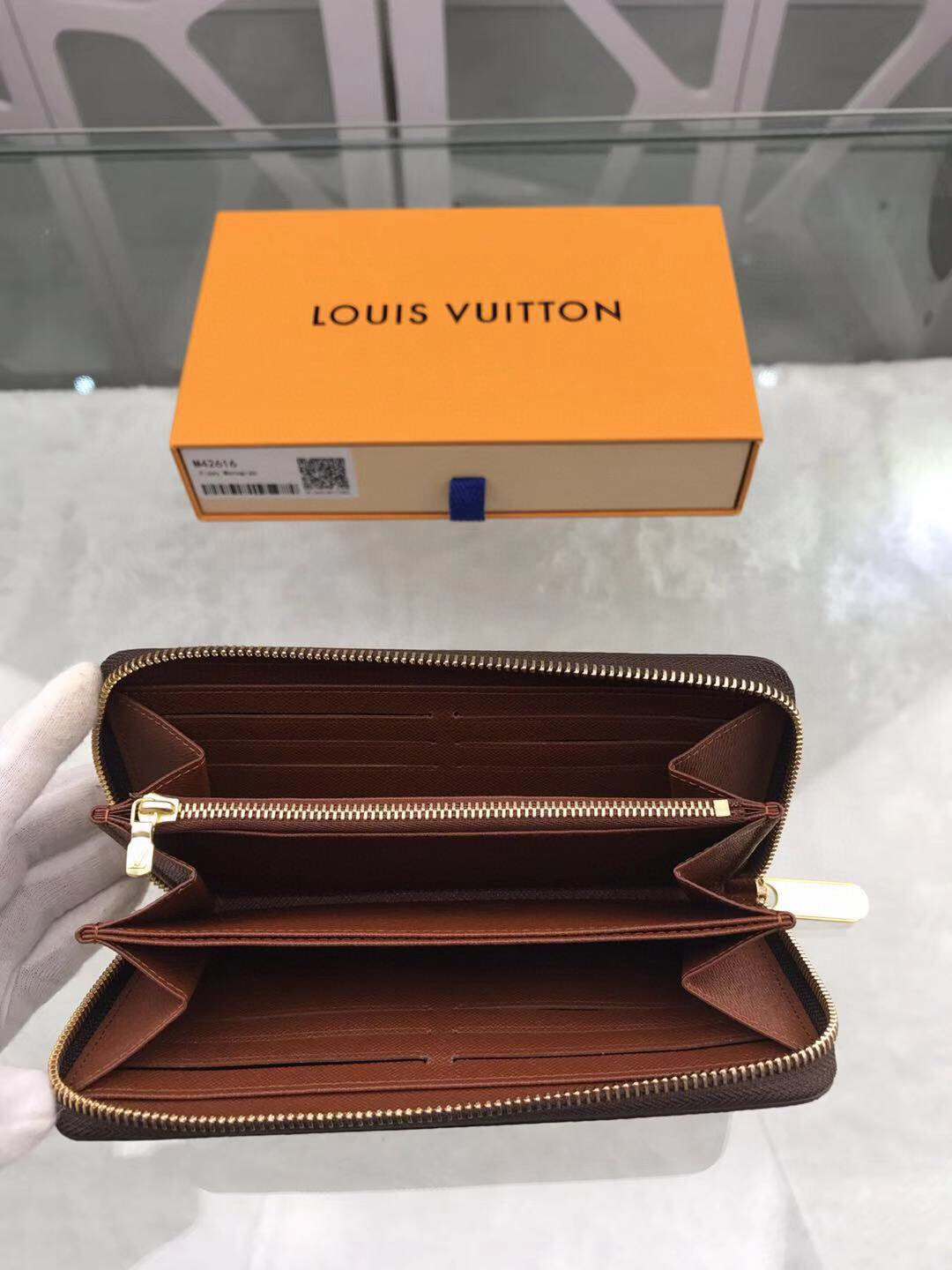 l**is V*t*n zippy wallet