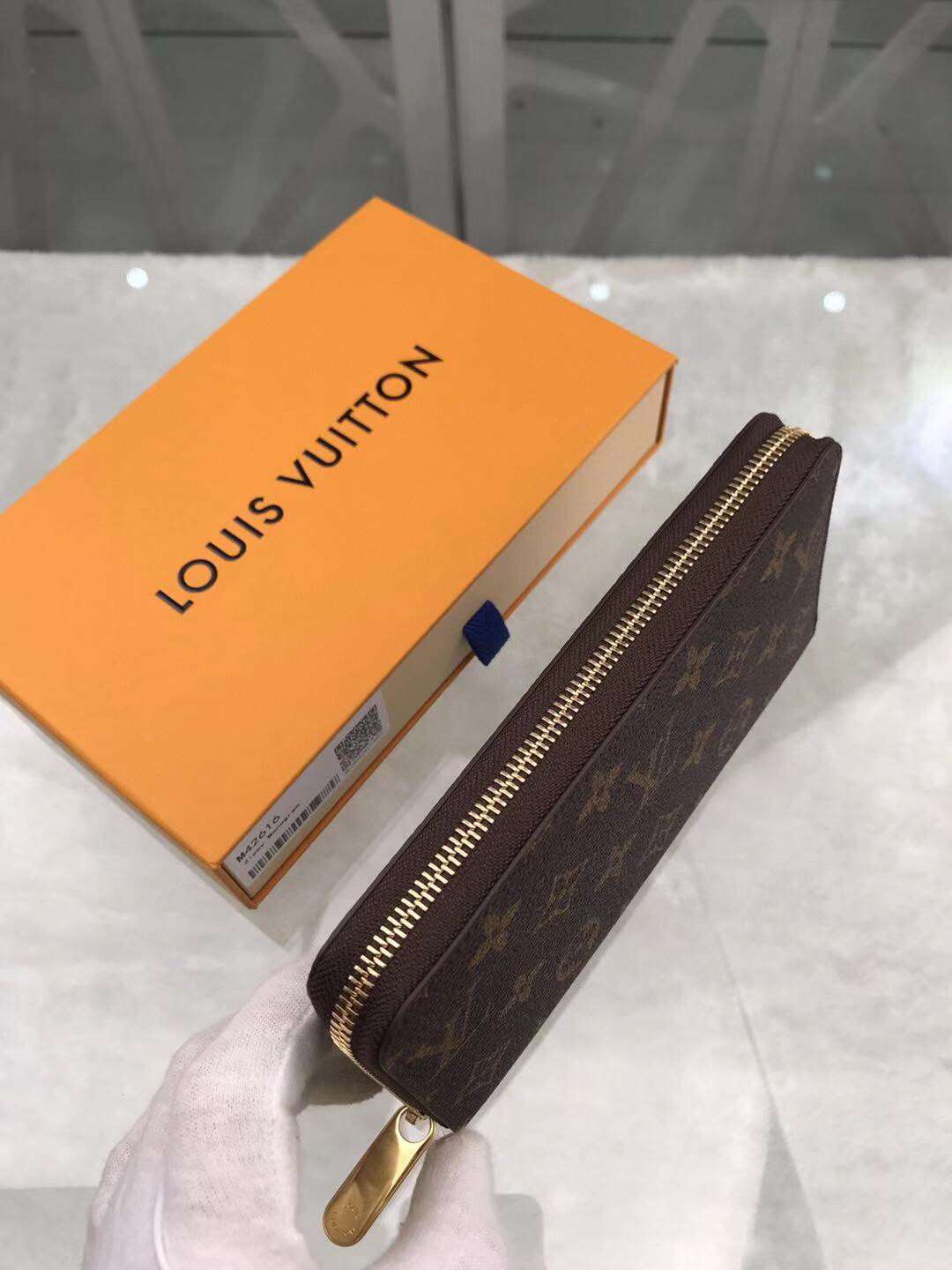 l**is V*t*n zippy wallet