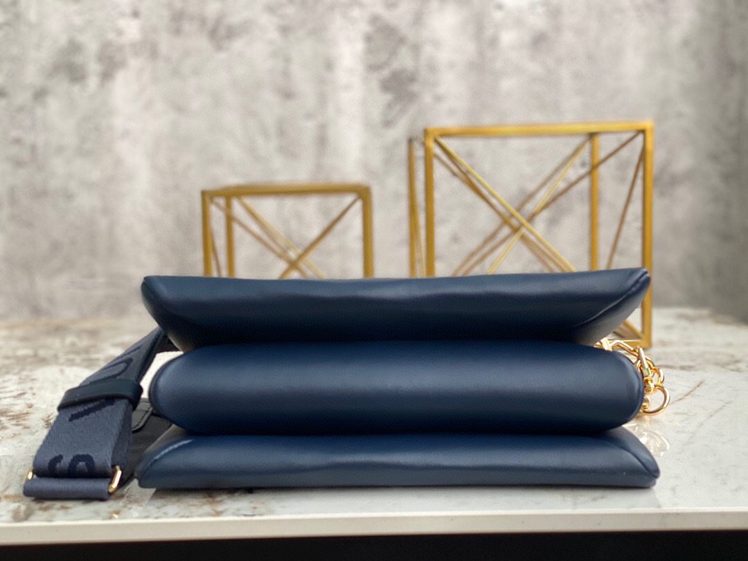 l**is V*t*n coussin navy blue