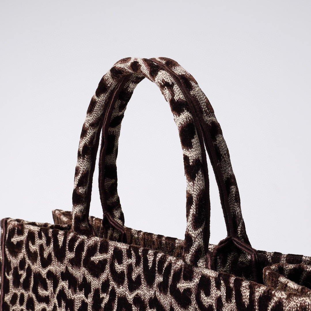 D*or book tote