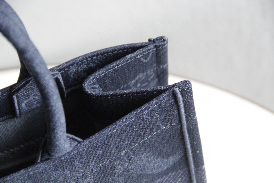 D*or book tote