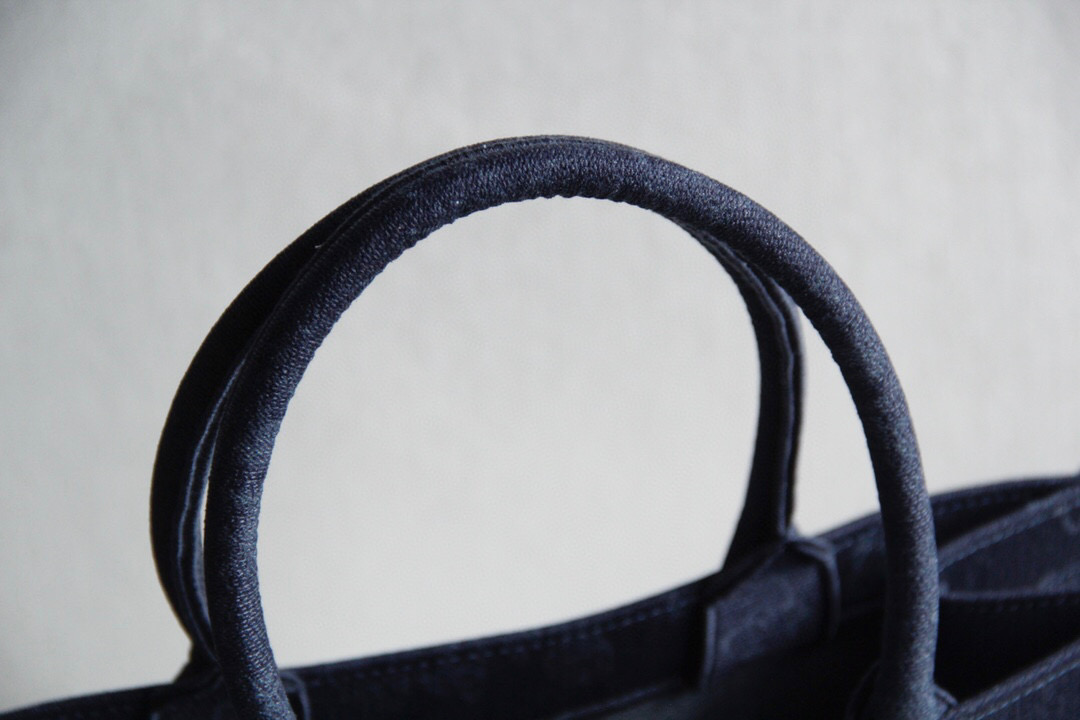 D*or book tote