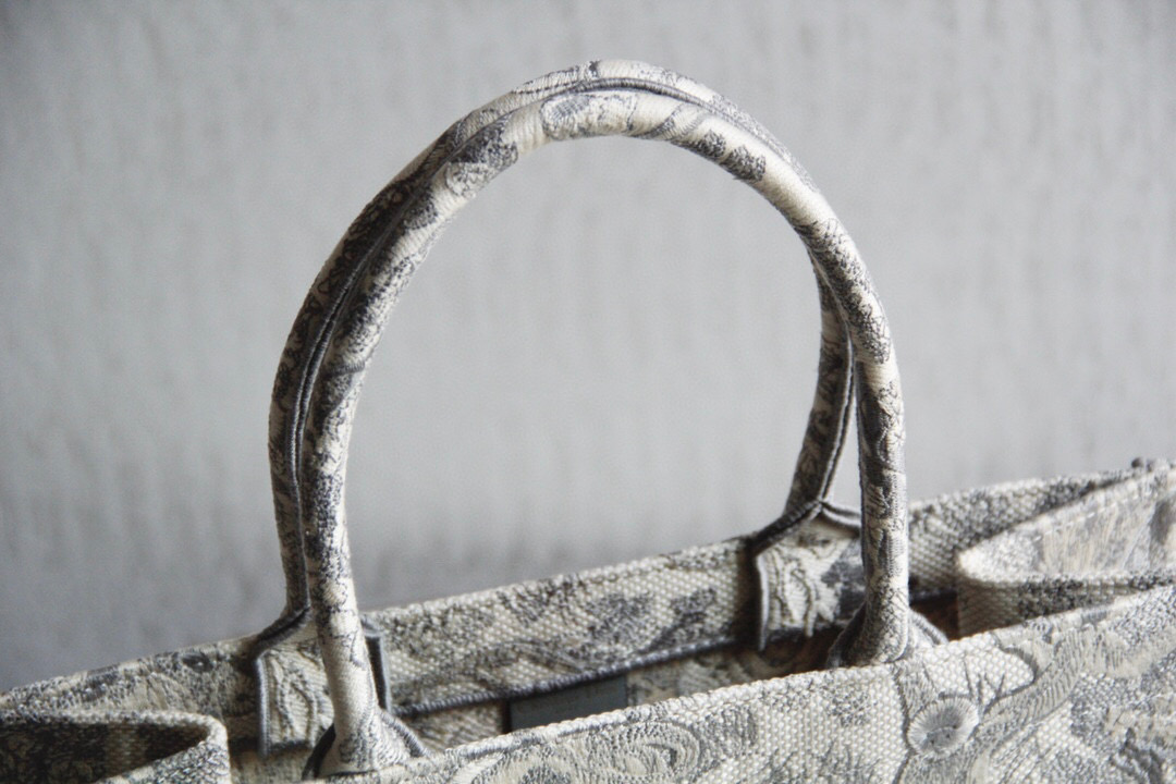 D*or book tote