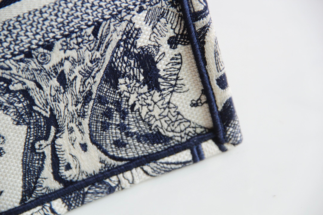 D*or book tote