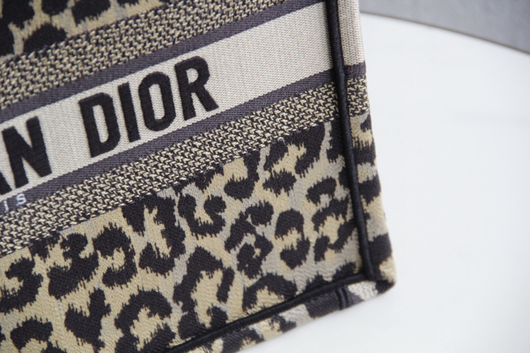 D*or book tote