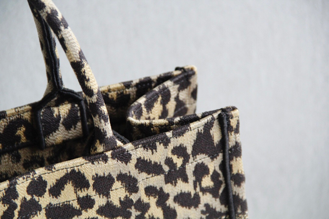 D*or book tote
