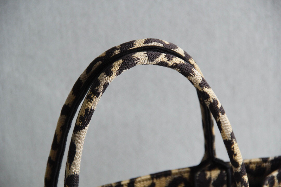 D*or book tote