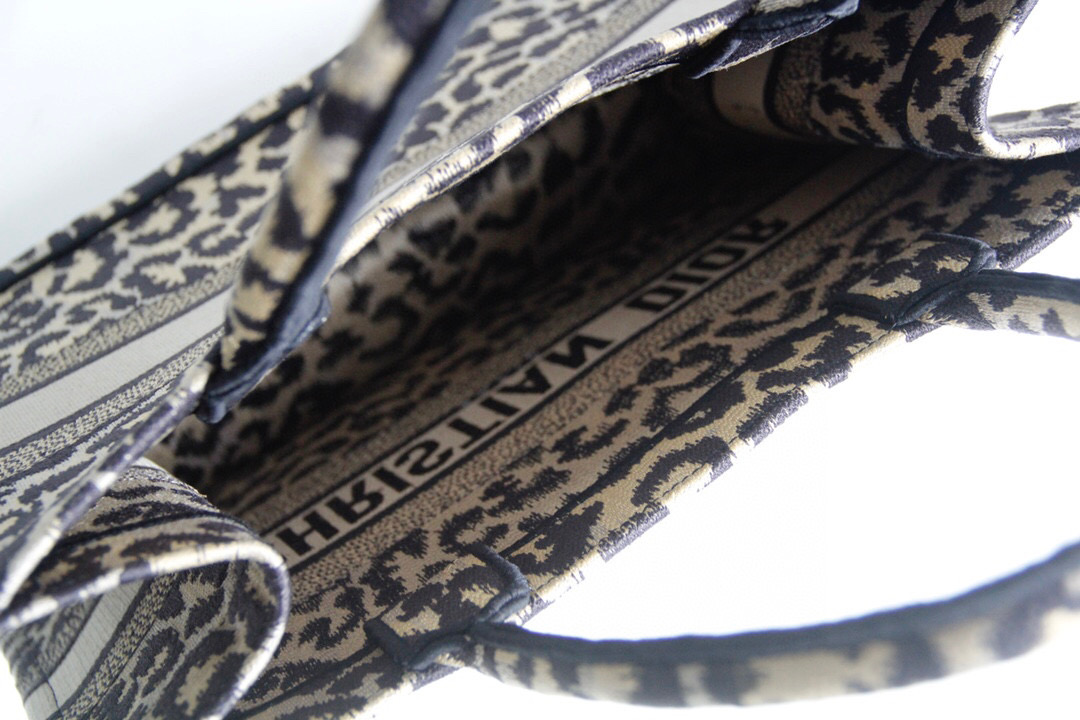 D*or book tote