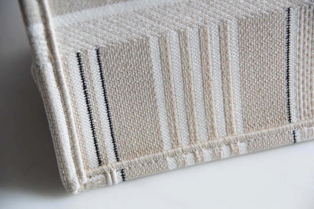 D*or book tote