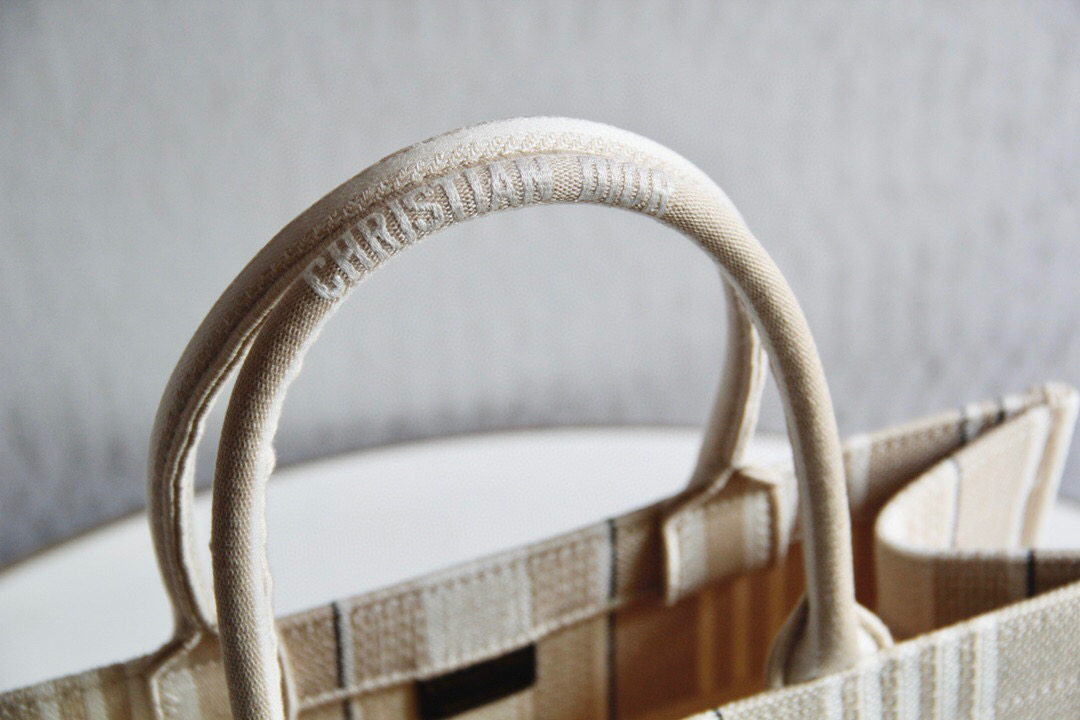 D*or book tote