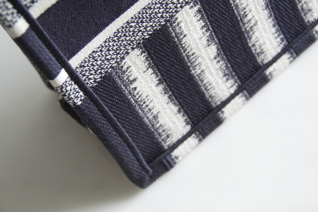 D*or book tote