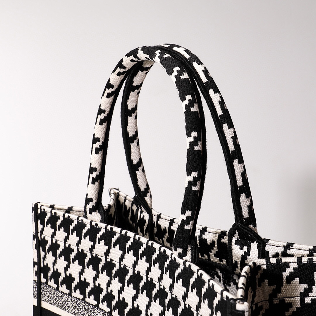 D*or book tote