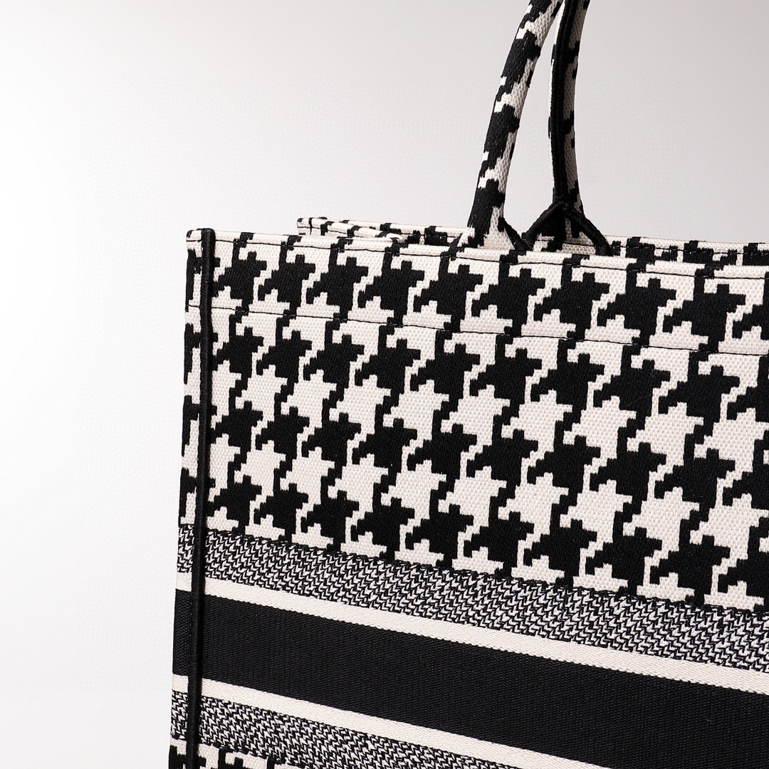D*or book tote