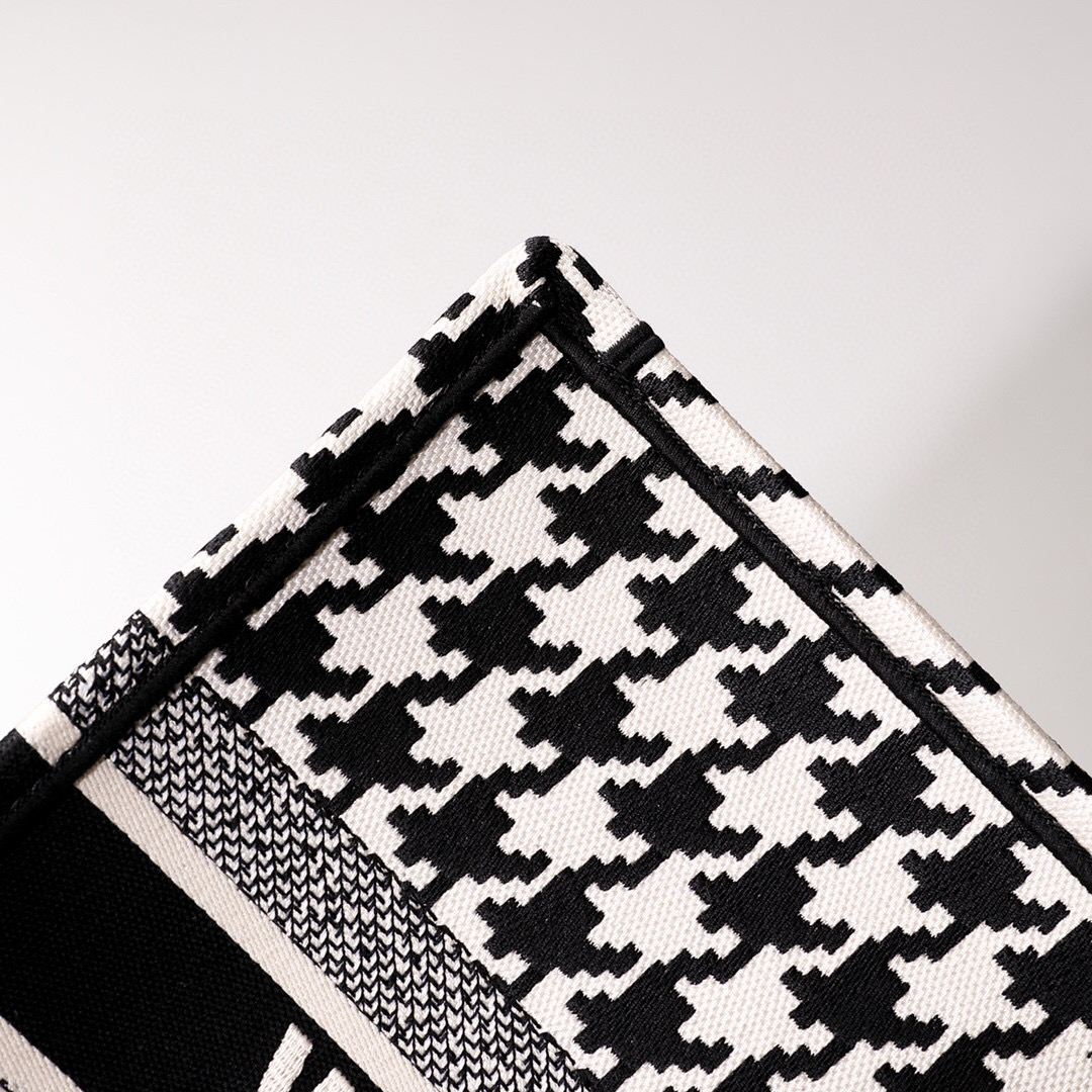D*or book tote