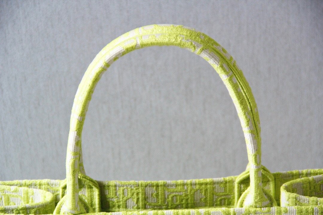 D*or book tote