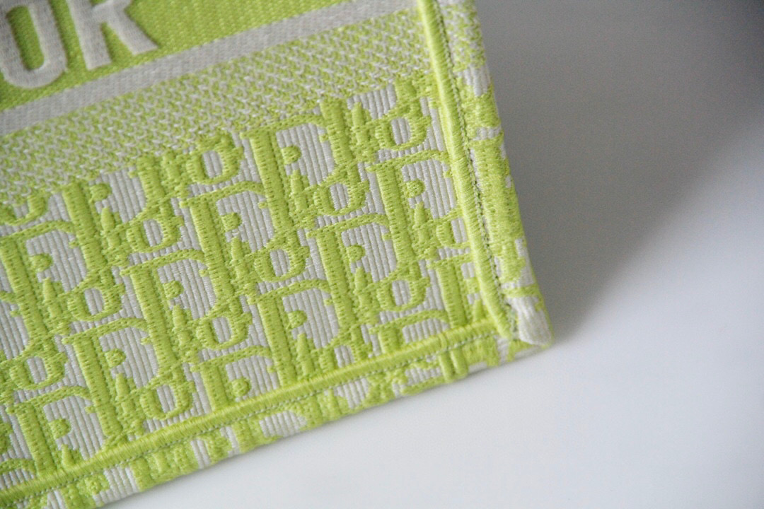 D*or book tote