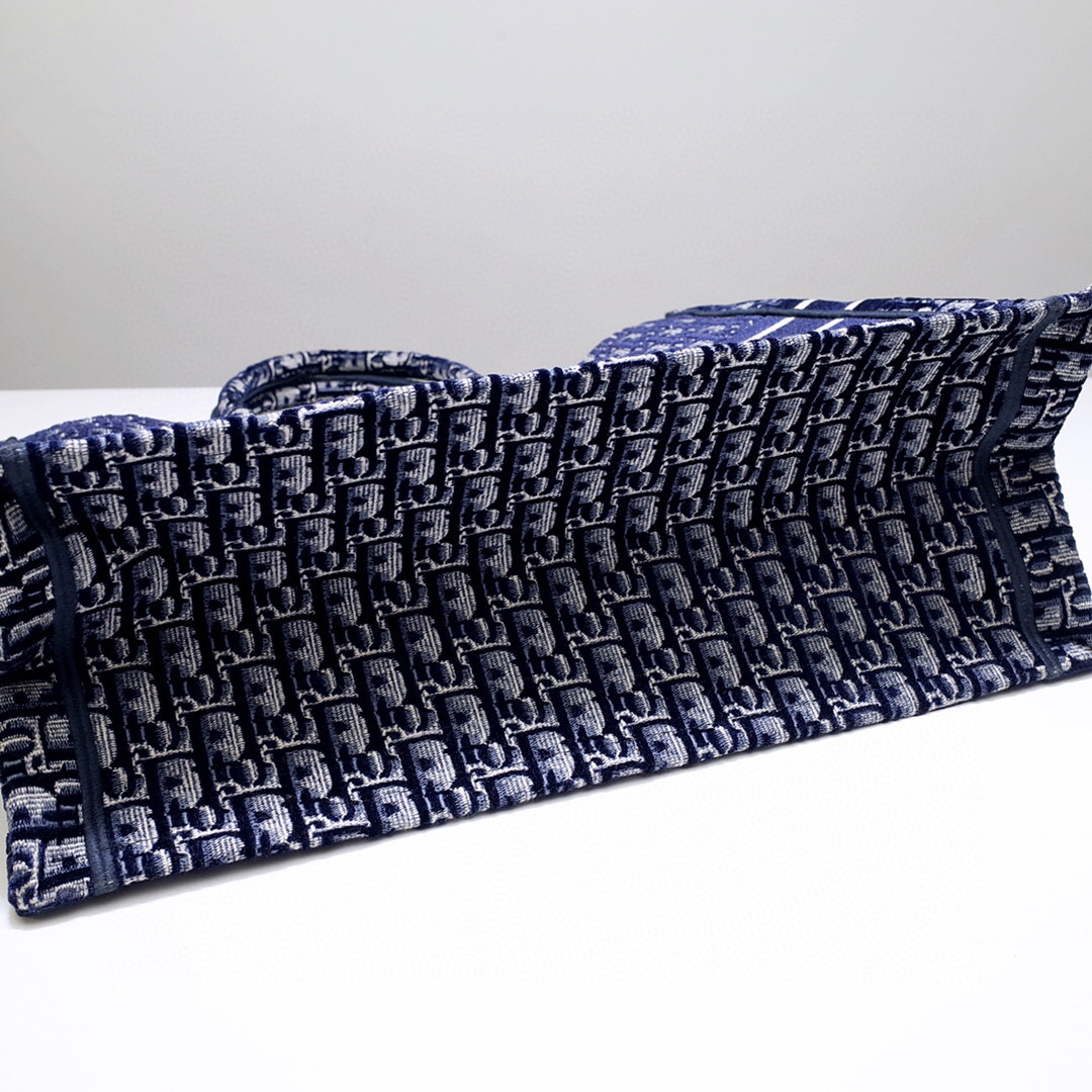 D*or book tote