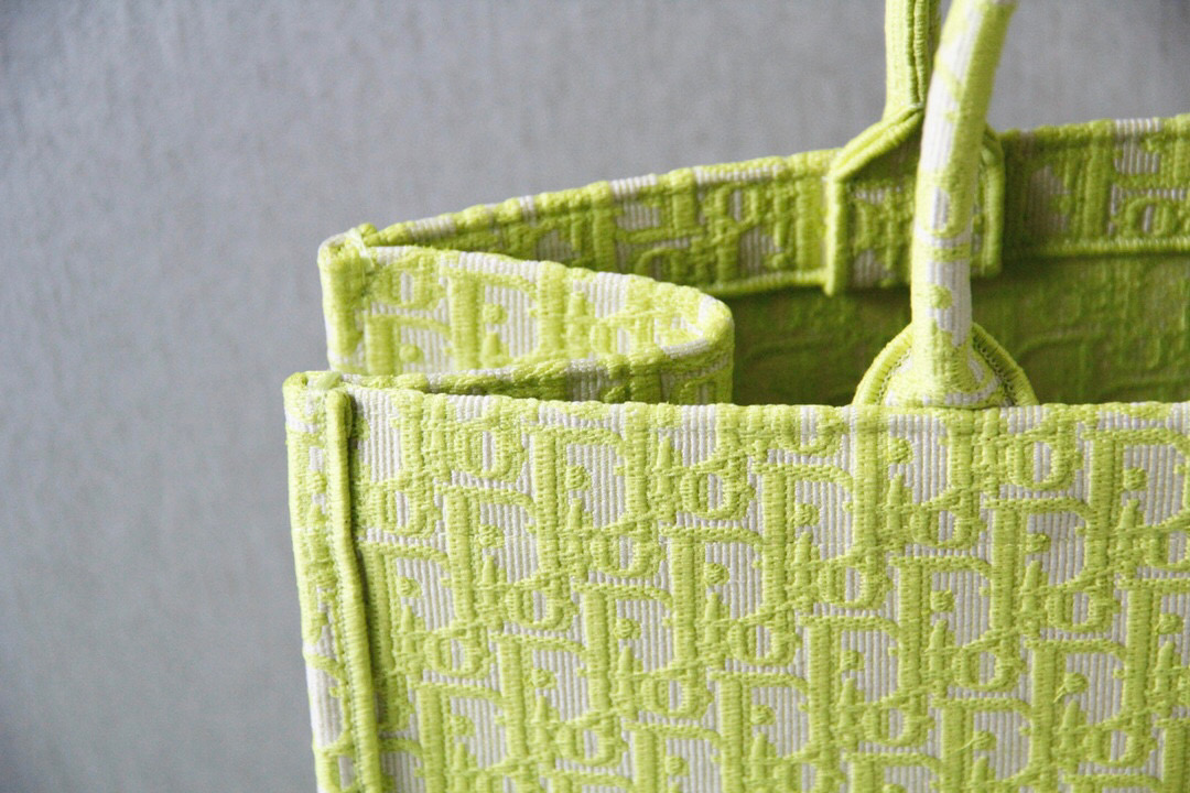 D*or book tote