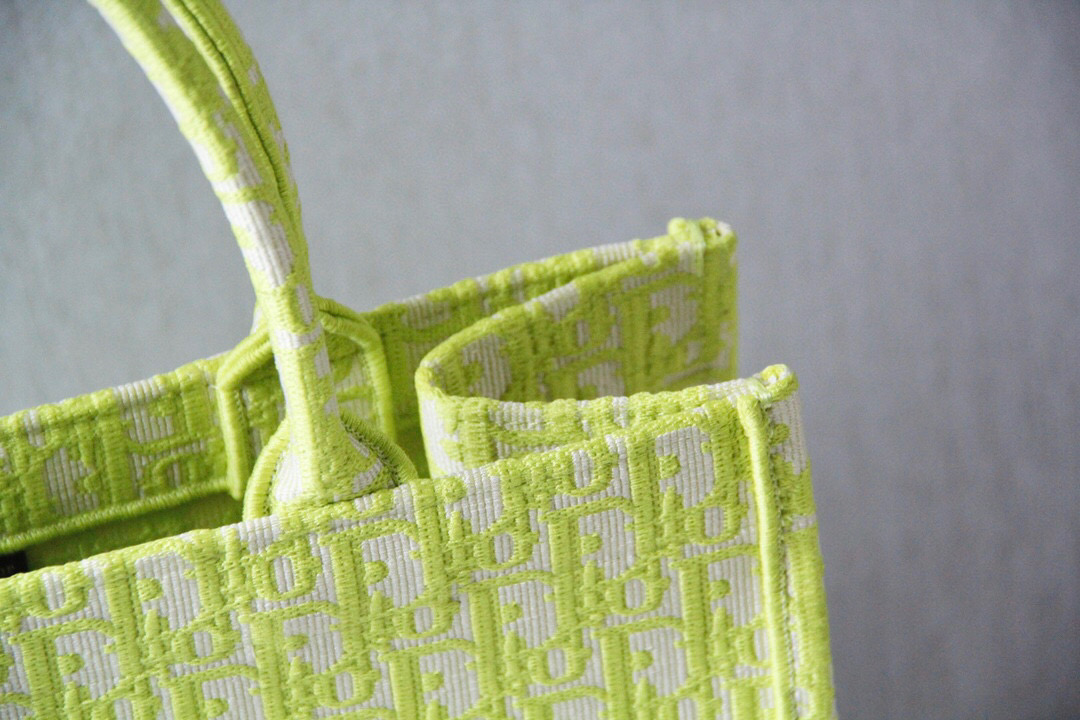 D*or book tote