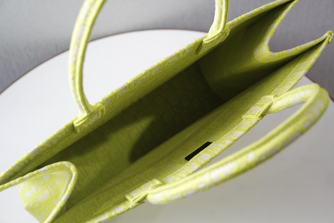 D*or book tote