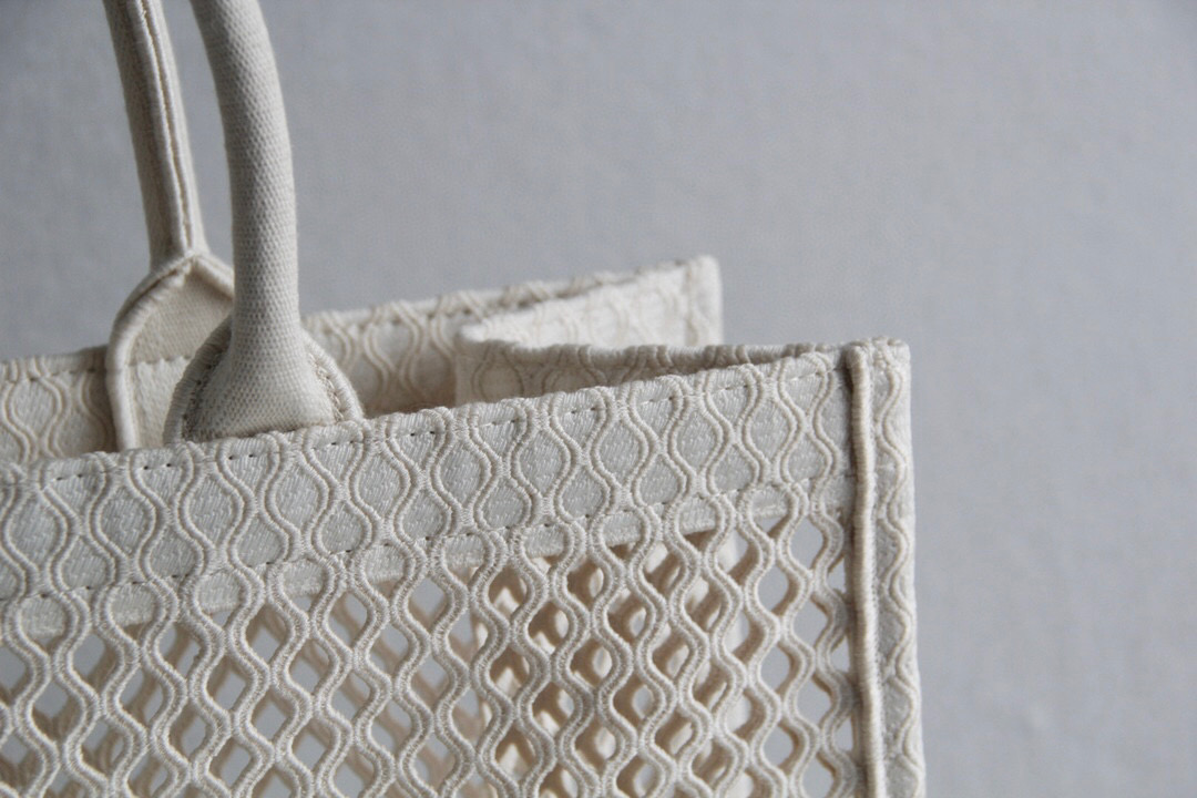 D*or book tote