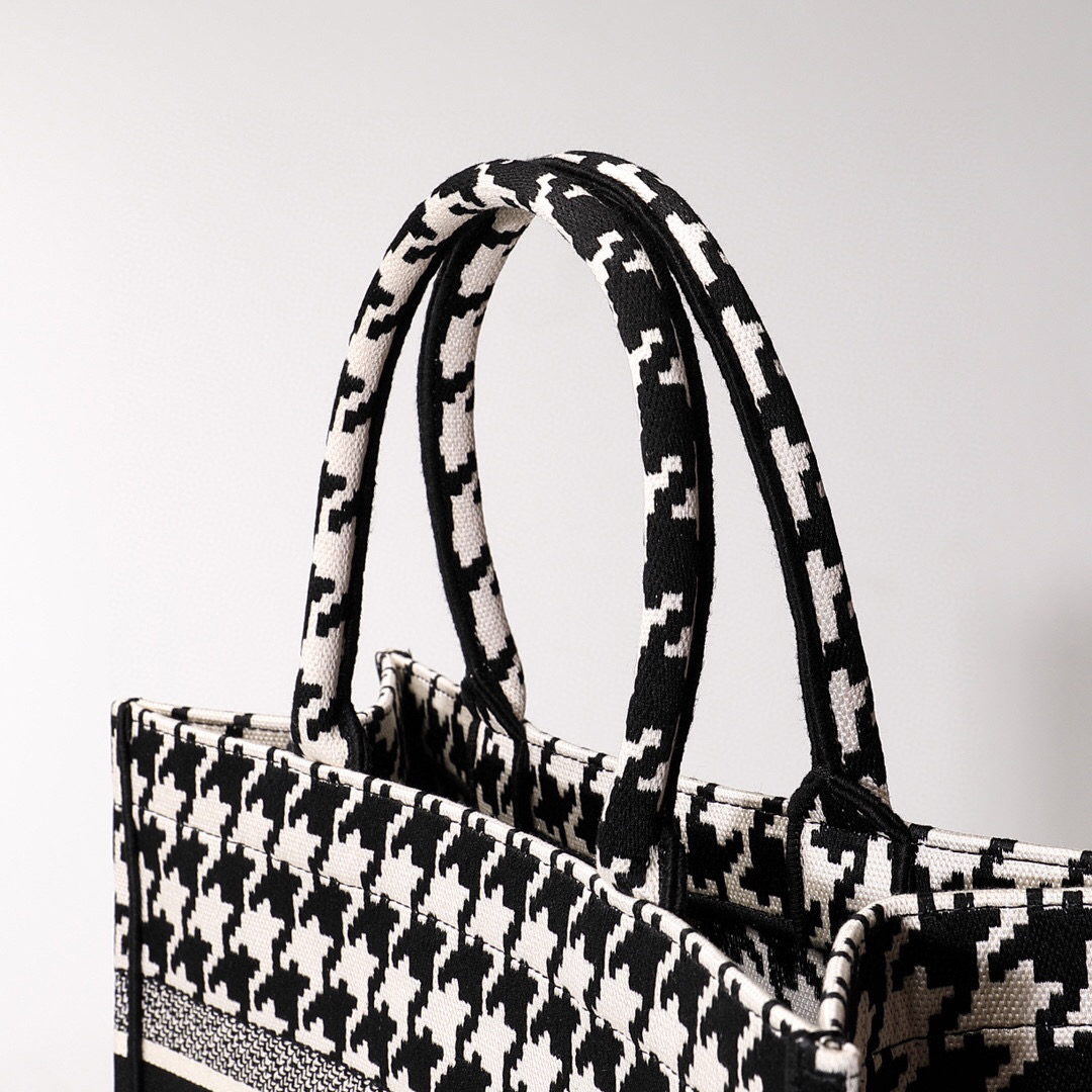 D*or book tote