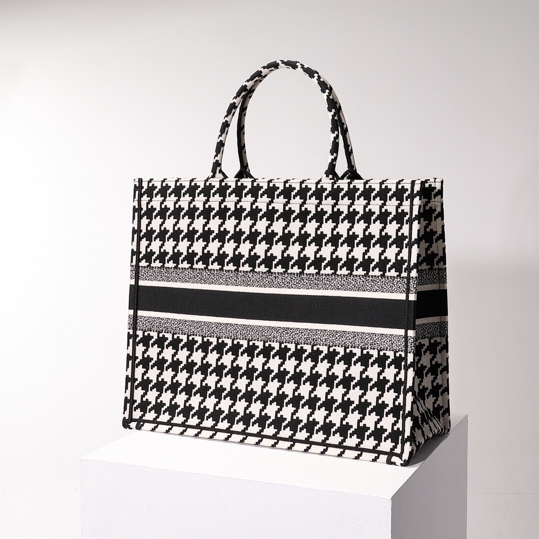D*or book tote