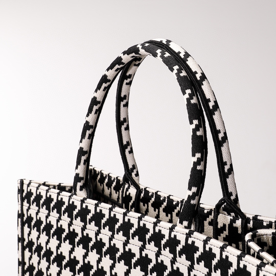 D*or book tote