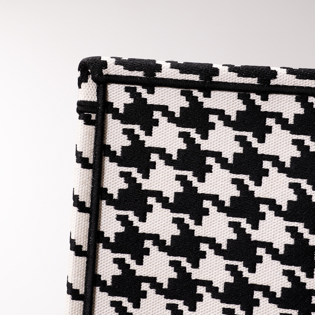 D*or book tote