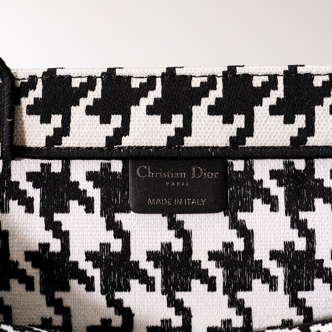D*or book tote
