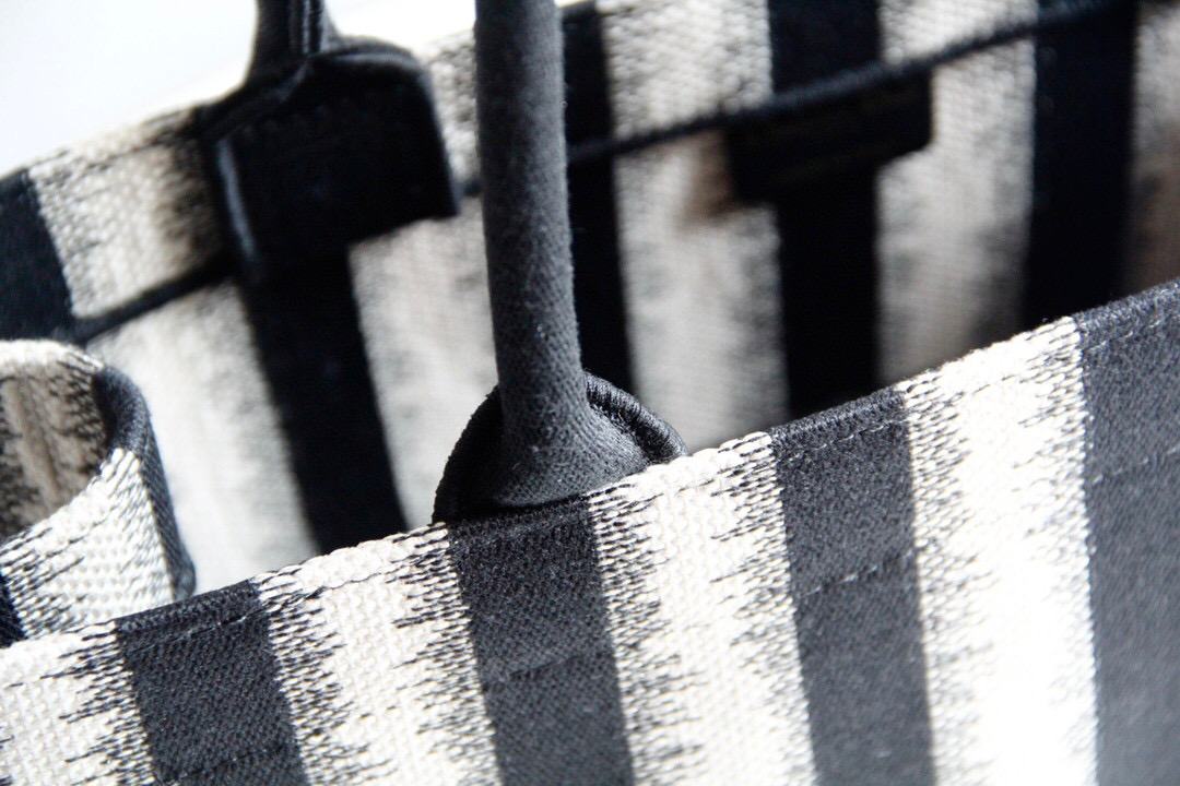 D*or book tote